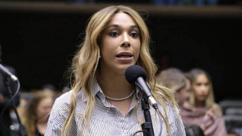 Ao vivo: Erika Hilton concede entrevista ao Poder360