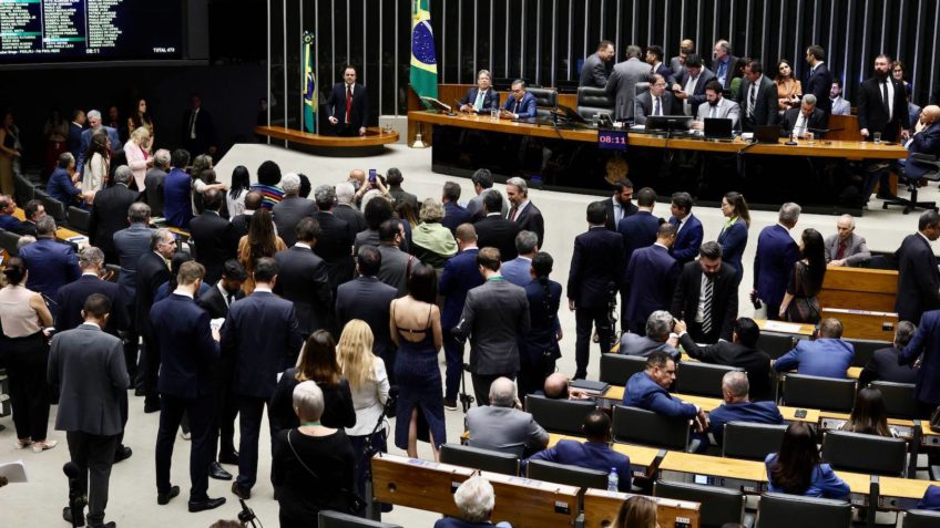 Câmara mantém taxação de SAFs em 5% e ajuda clubes de futebol