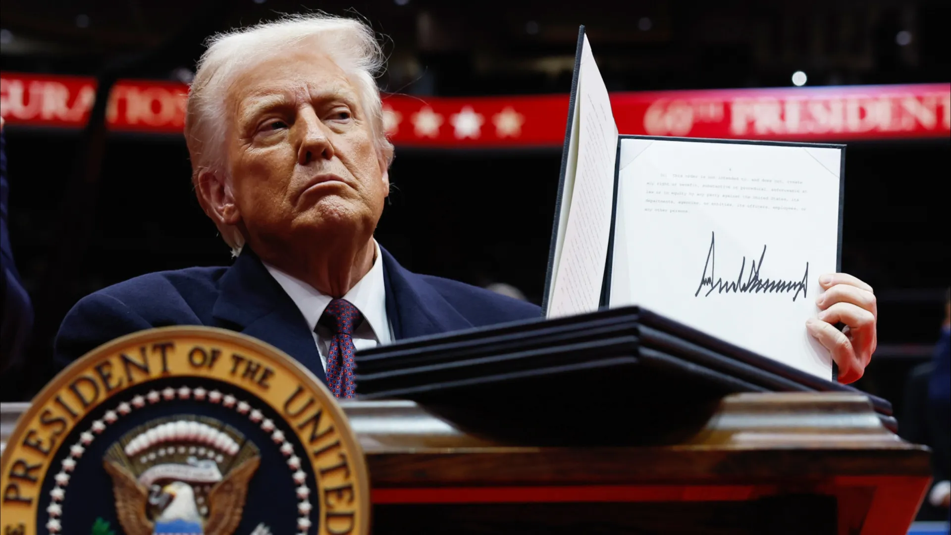 Trump amplia restrições de entrada nos EUA a palestinos e a mais sete países