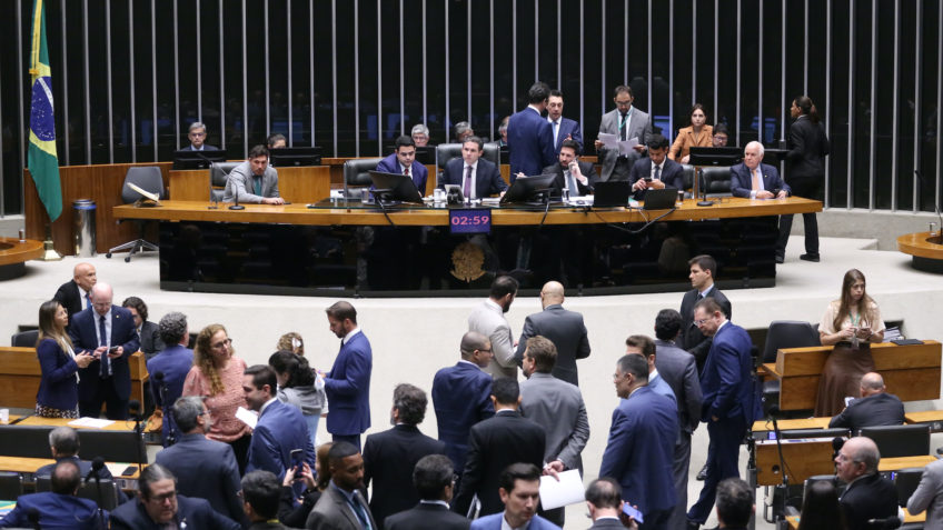 Câmara aprova corte de benefícios fiscais e sobe taxação a bets e fintechs