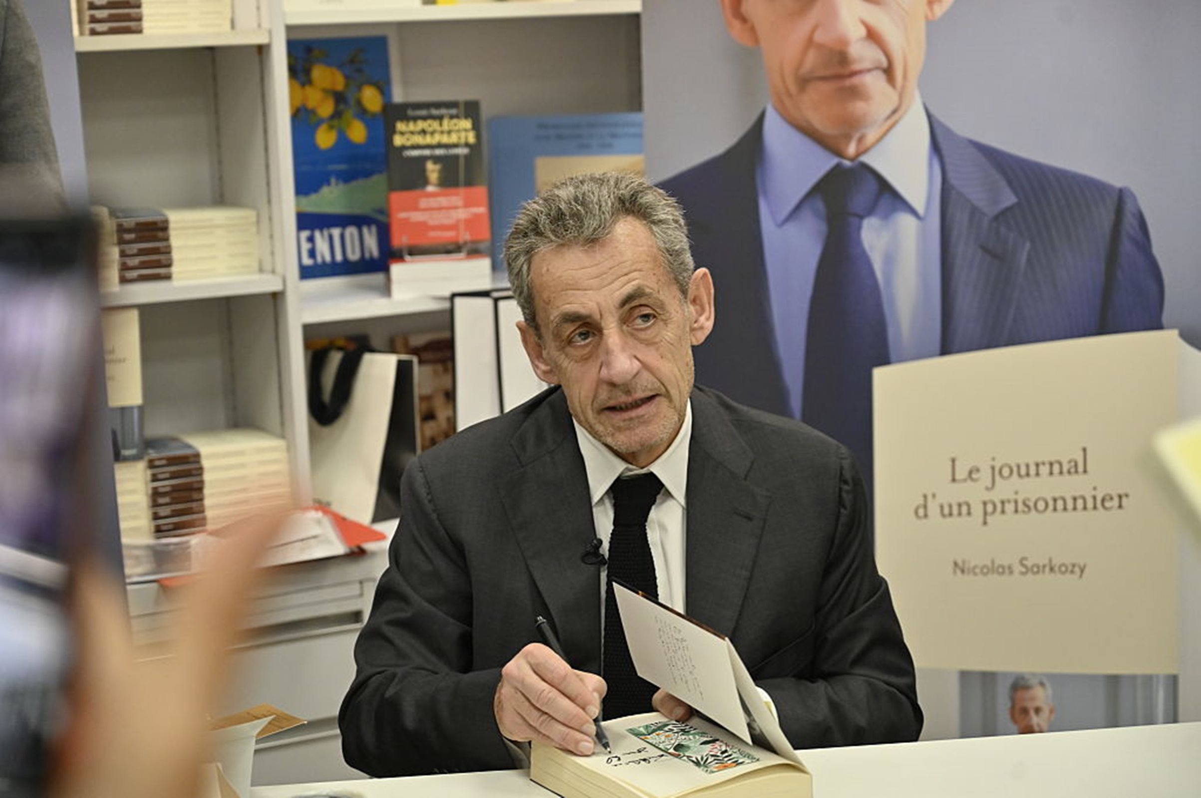 Livro escrito por Sarkozy após a prisão vende 100 mil cópias em 7 dias