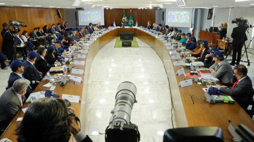 Ao vivo: Lula realiza última reunião ministerial do ano