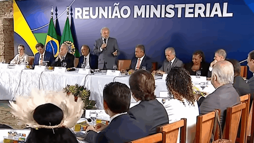Lula faz cobrança a ministros que serão candidatos: “Não percam”