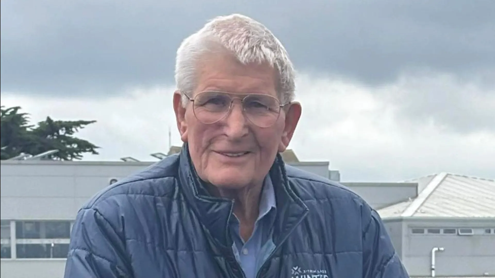 Idoso é multado por cuspir folha que entrou acidentalmente na boca