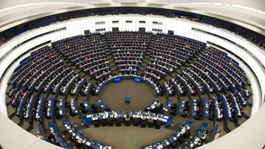 Parlamento Europeu aprova plano para aborto transfronteiriço