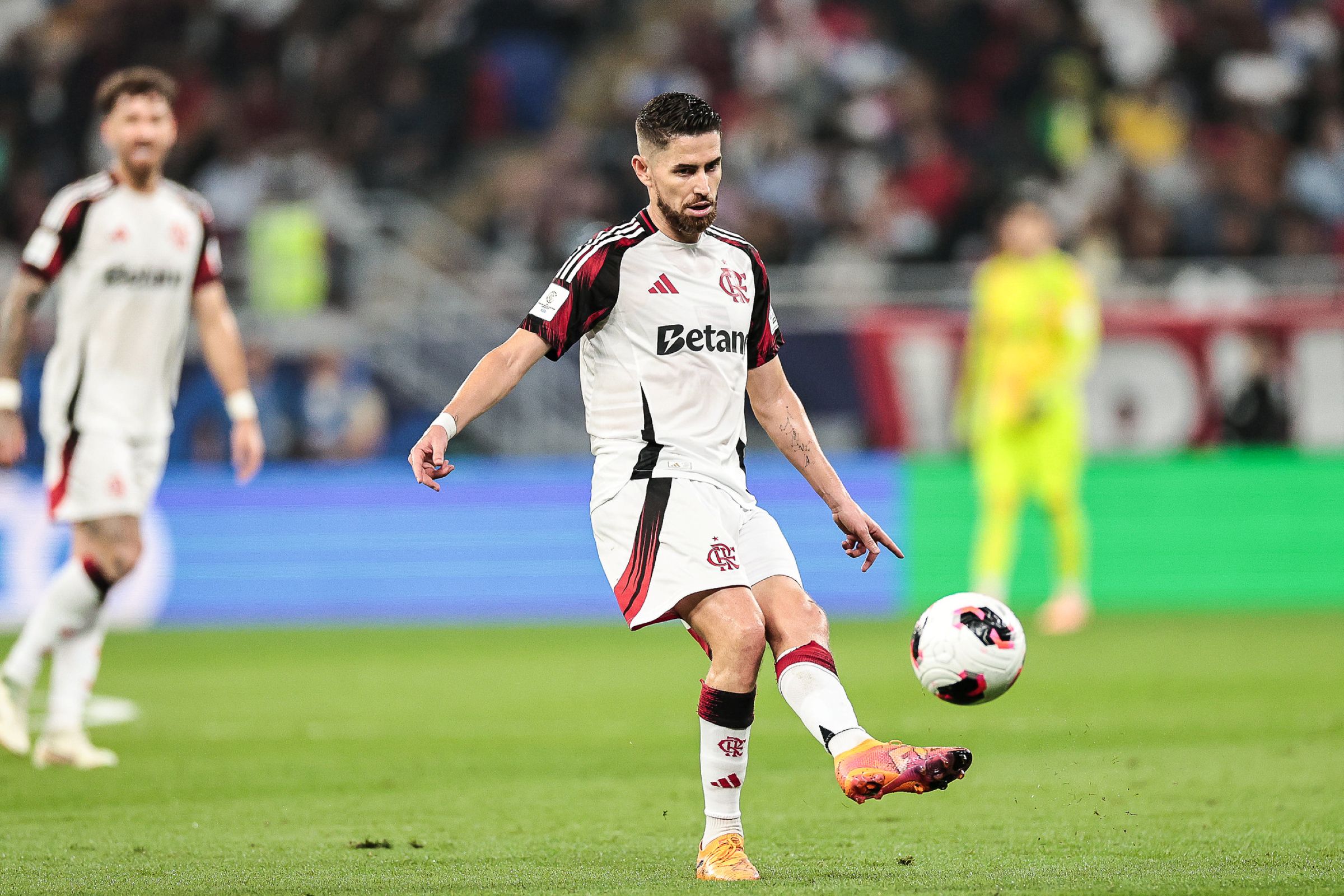 Jorginho, de pênalti, empata para o Flamengo contra o PSG. Acompanhe