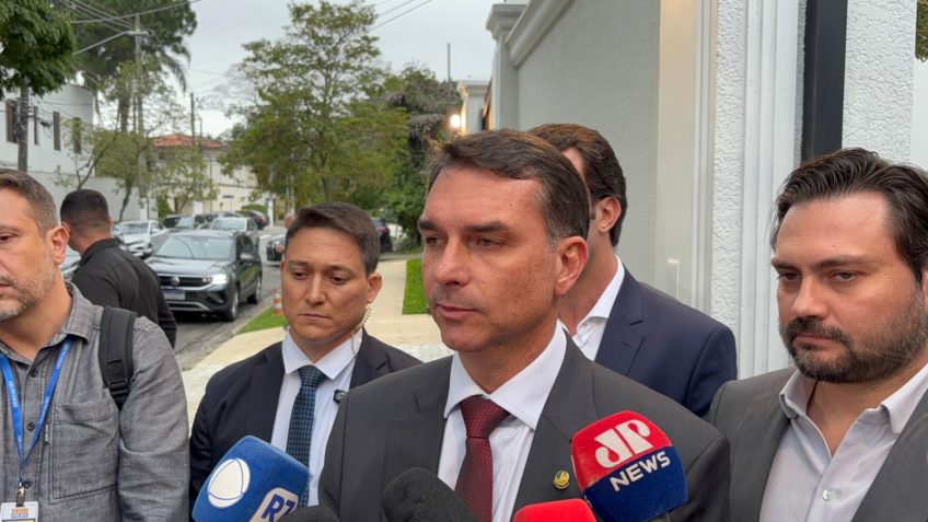 "Sou Bolsonaro moderado", diz Flávio após encontro com empresários