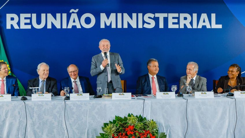 Em reunião de 5h, Lula cobra narrativa e libera saída de ministros