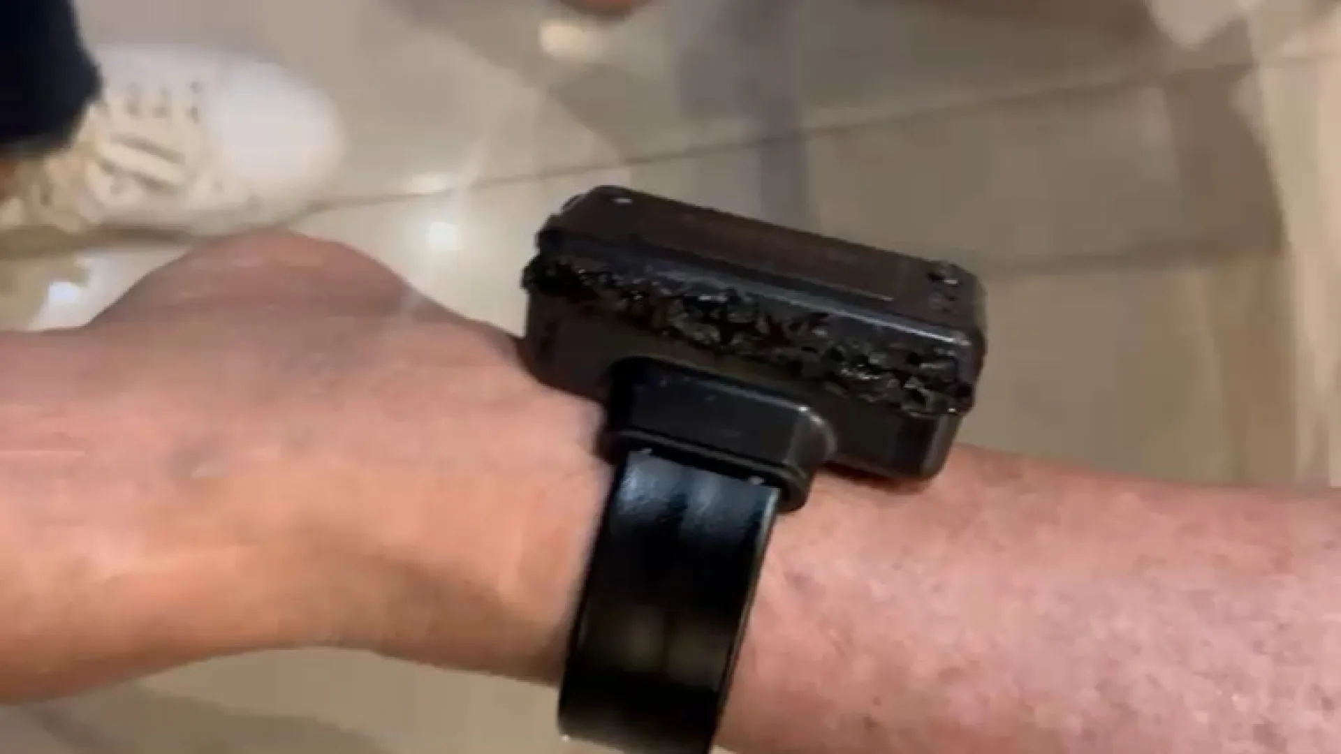 Laudo da PF confirma que Bolsonaro usou solda para romper tornozeleira