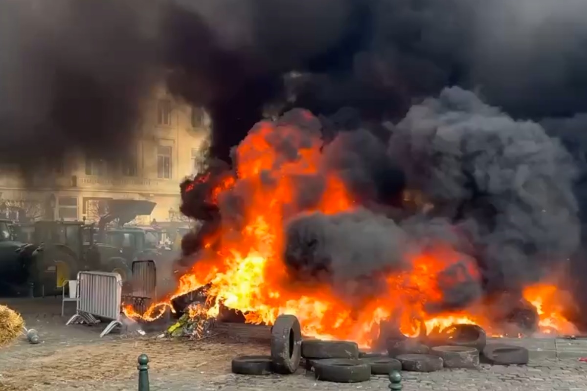 Contra Mercosul, agricultores fazem protesto incendiário em Bruxelas