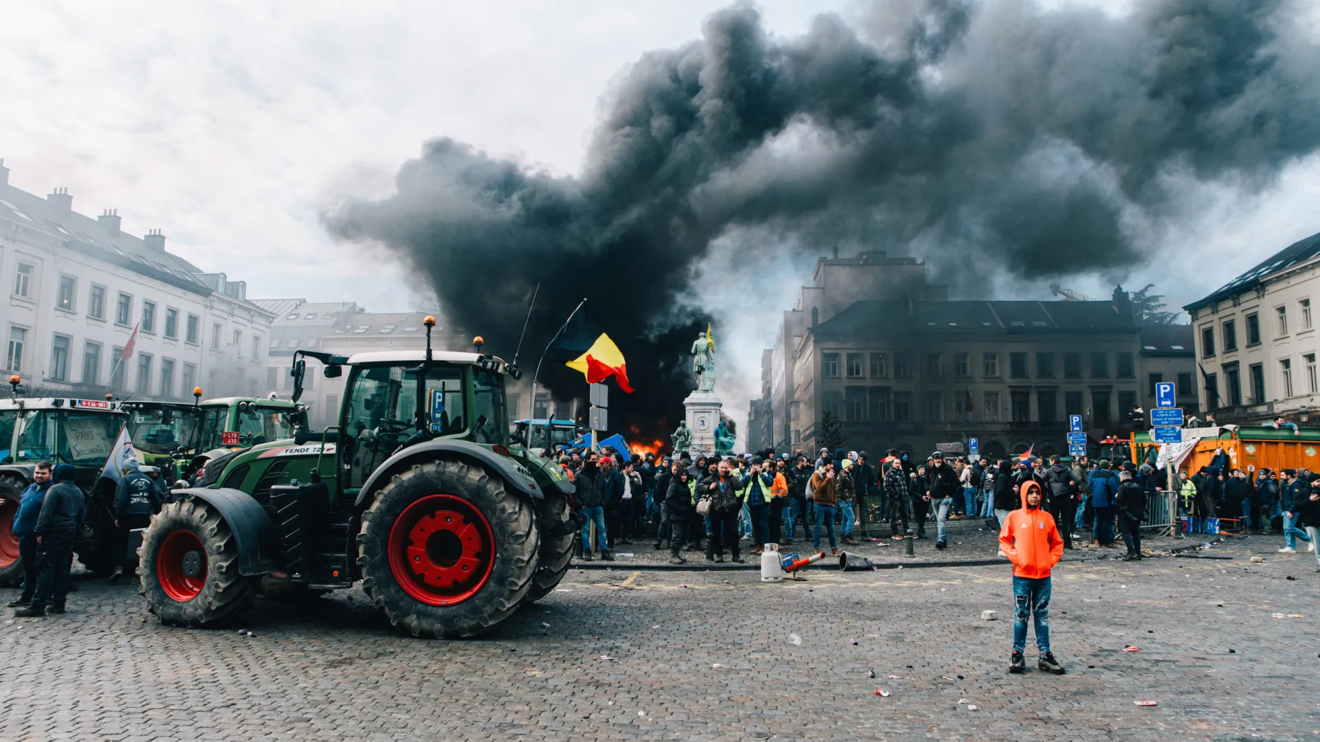 Agricultores bloqueiam ruas em Bruxelas em protesto contra acordo UE-Mercosul