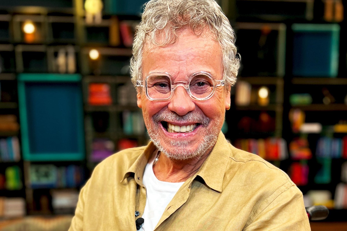 Carlinhos de Jesus emociona convidados após chegar andando em evento