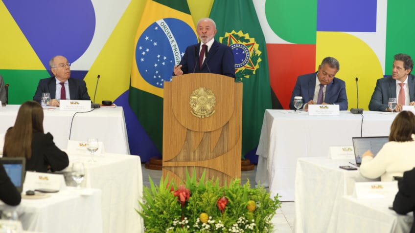 Lula reúne jornalistas, nega acordo por dosimetria e projeta 2026 "tranquilo"