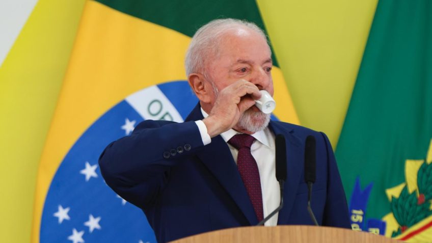 Economia do Brasil está pronta para o fim da escala 6 X 1, diz Lula