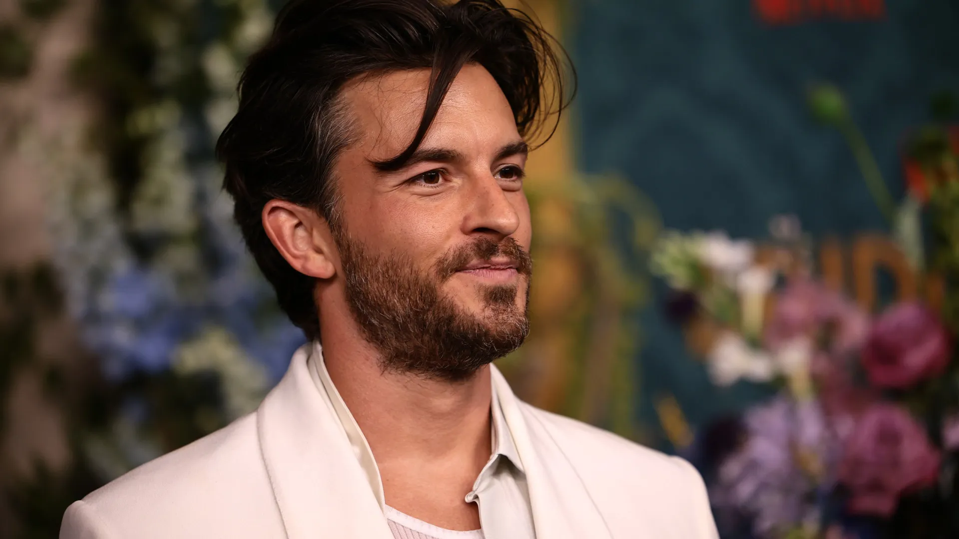 Jonathan Bailey lidera bilheterias de 2025 com 'Jurassic World' e 'Wicked'