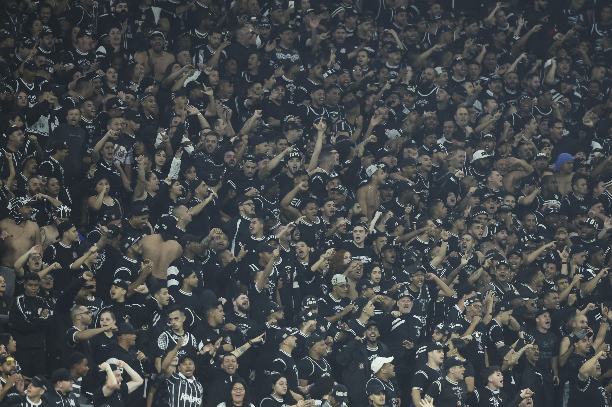 Organizadas do Corinthians fazem convocação geral antes de decisão
