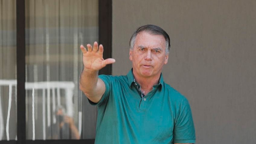 Moraes autoriza PF a ouvir Bolsonaro sobre cofres do Alvorada