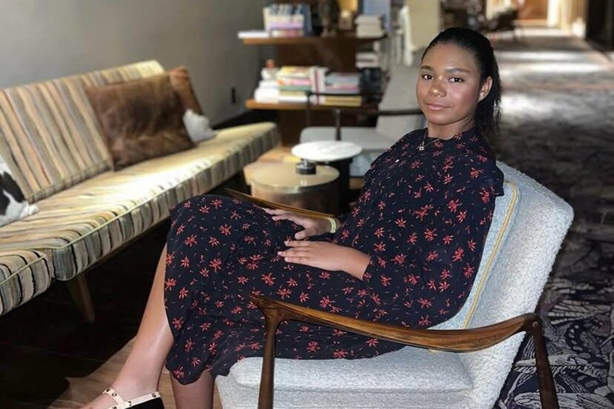 Caçula de Glória Maria trilha carreira artística e se apresenta no Rio