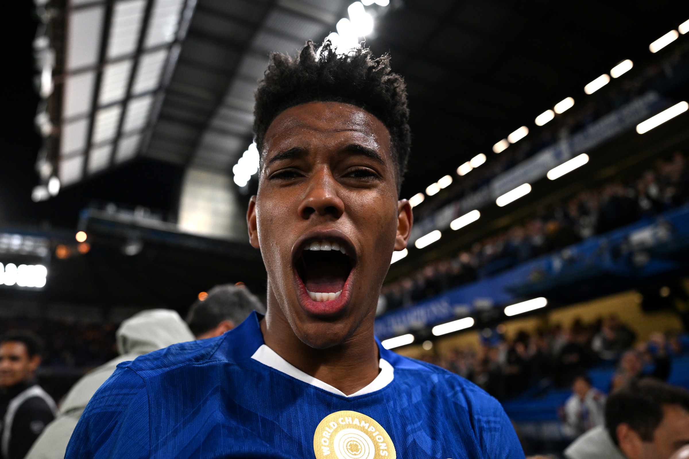 Estêvão é exaltado pelo Chelsea em postagem: “História sendo escrita”