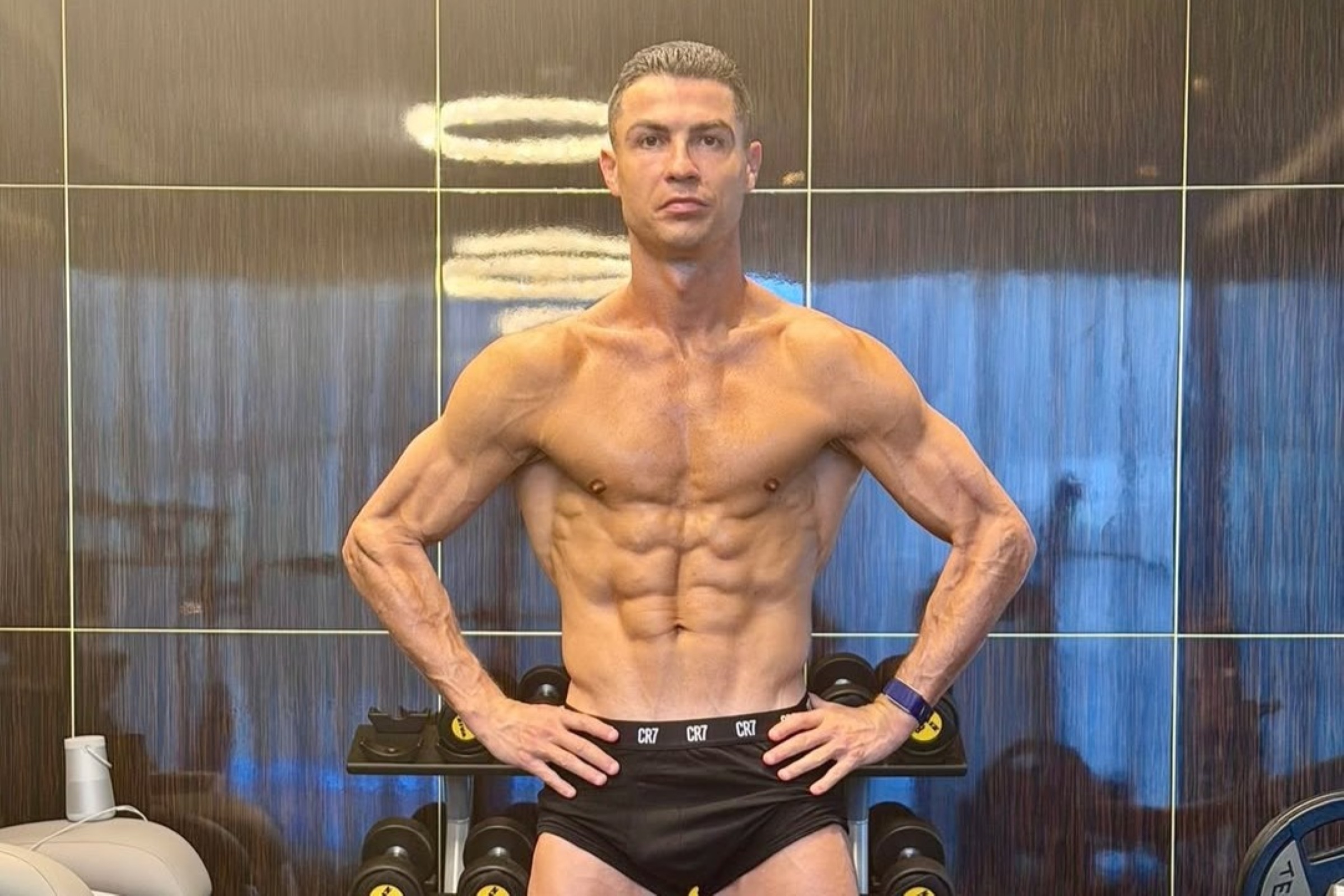 Cristiano Ronaldo exibe físico impressionante e brinca nas redes. Veja