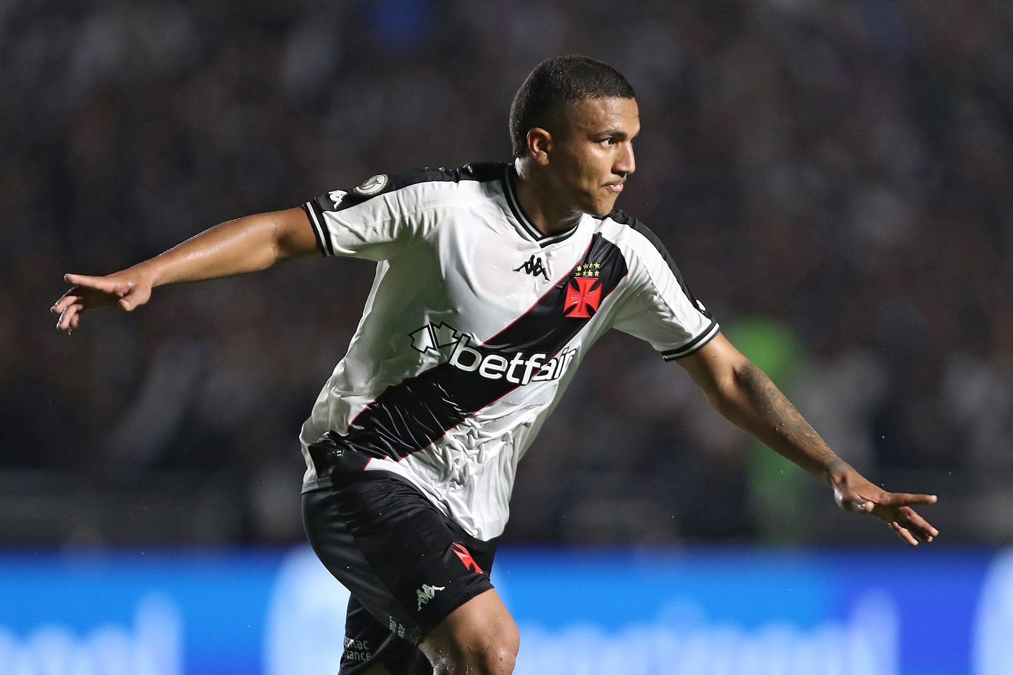 Volante do Vasco rompe ligamento e passará por cirurgia no joelho