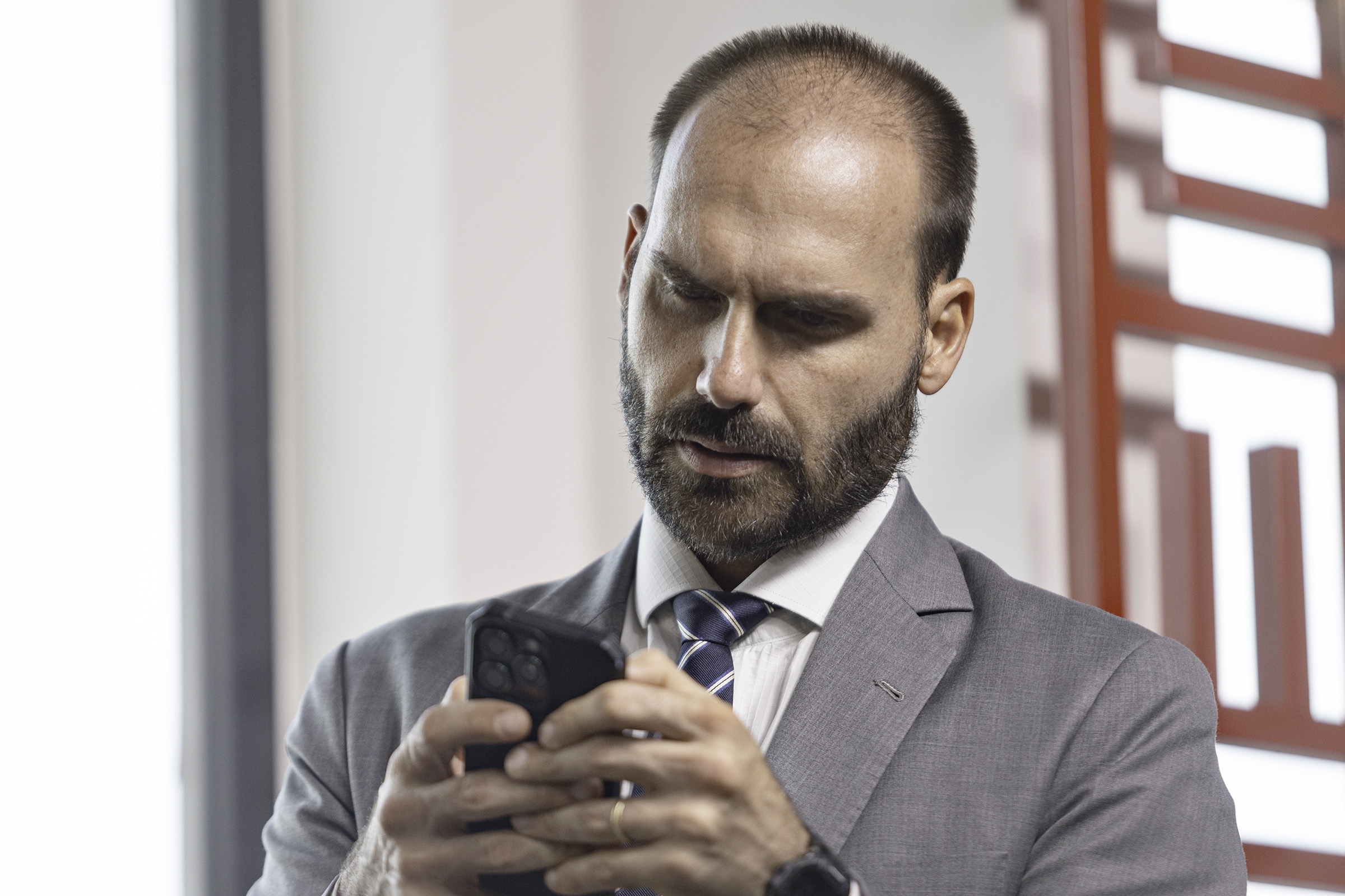 Imprensa internacional repercute perda de mandato de Eduardo Bolsonaro