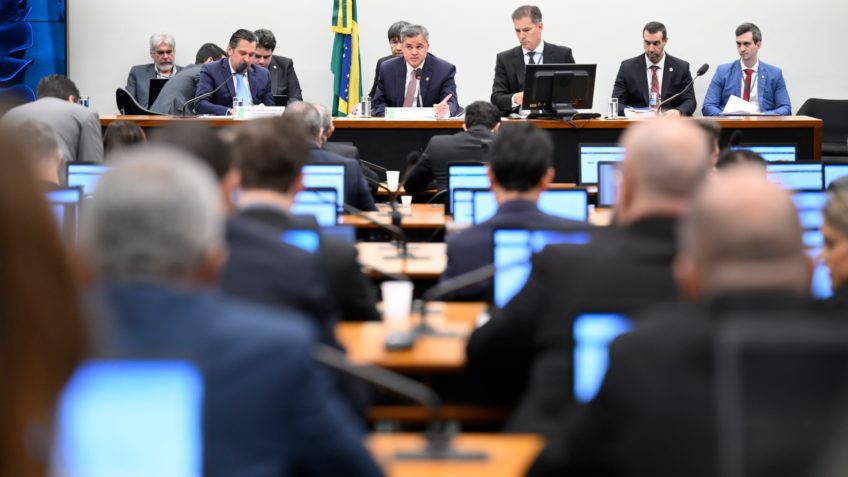CMO aprova crédito de R$ 6 bilhões para financiar caminhões