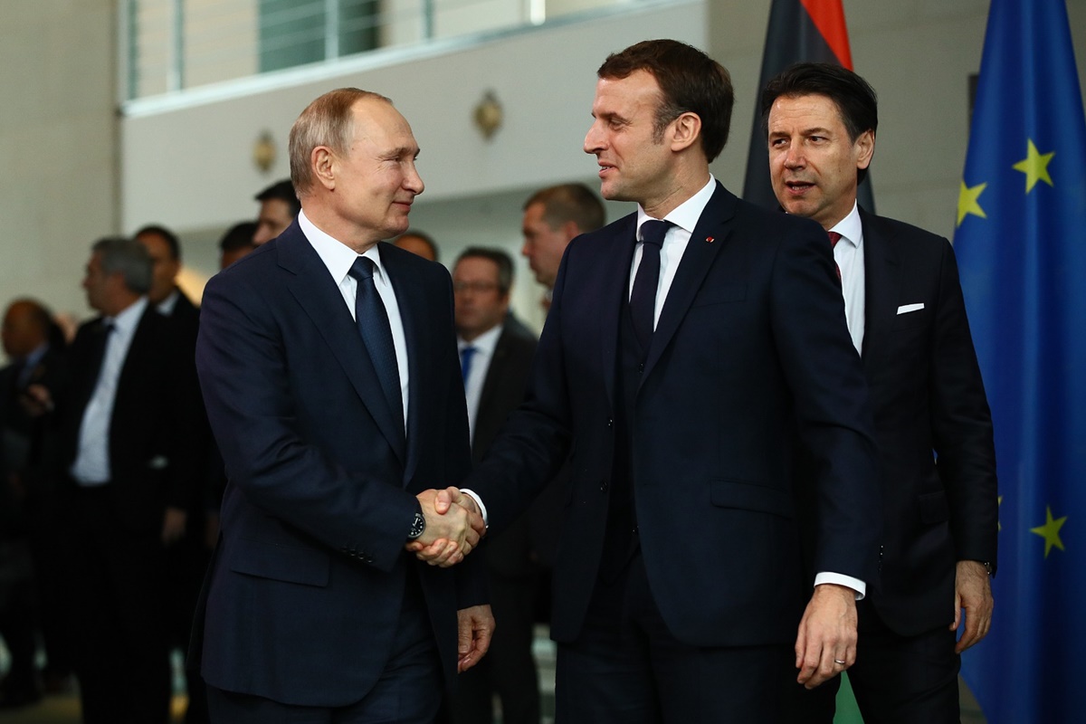 Macron alerta UE para diálogo com a Rússia: “É útil falar com Putin”