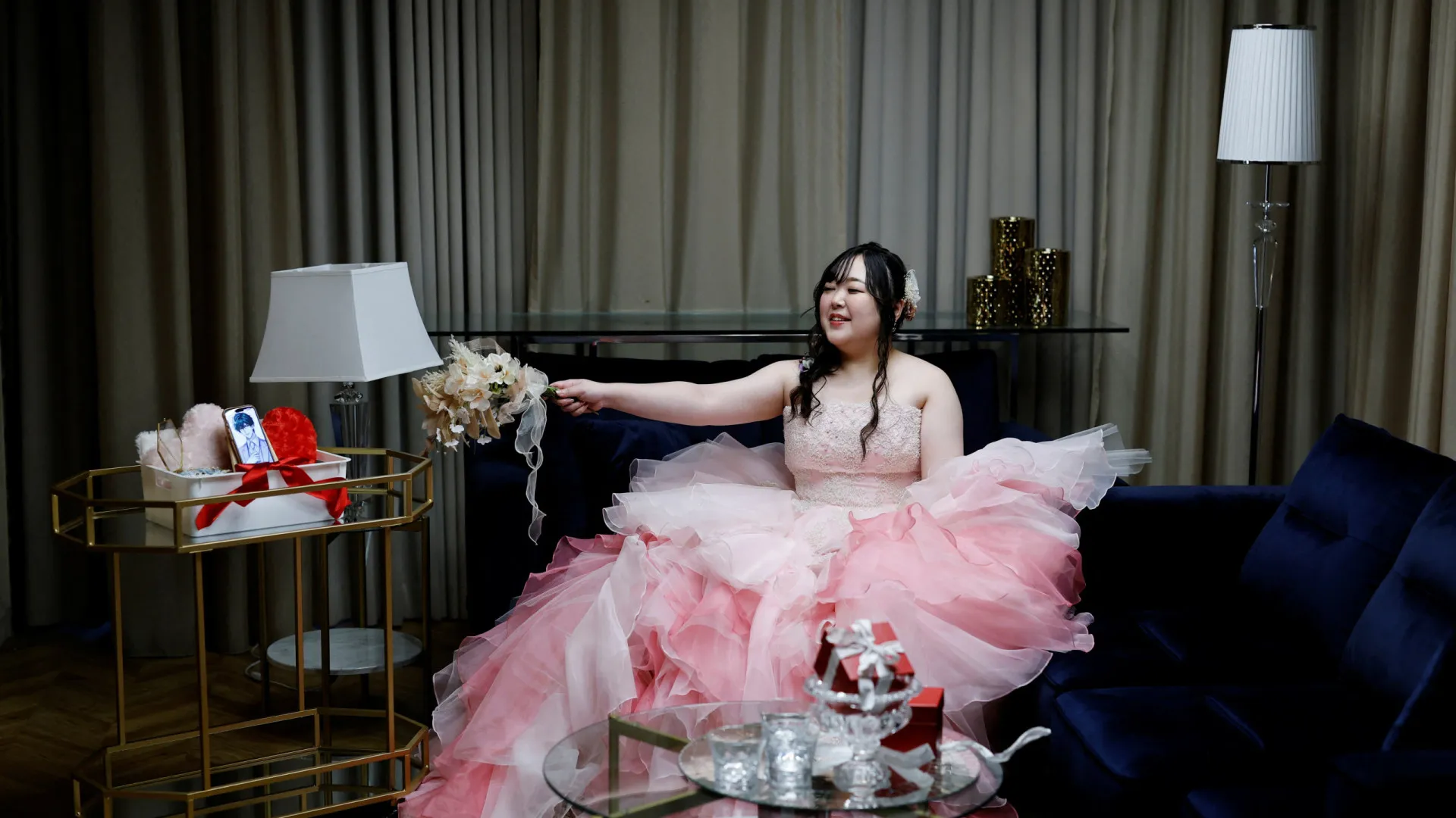 Japonesa casa com personagem que criou no ChatGPT: "Somos um casal"