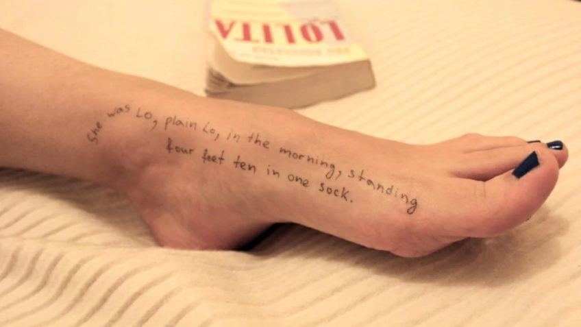 Fotos do caso Epstein tem mulher com trechos de "Lolita" no corpo