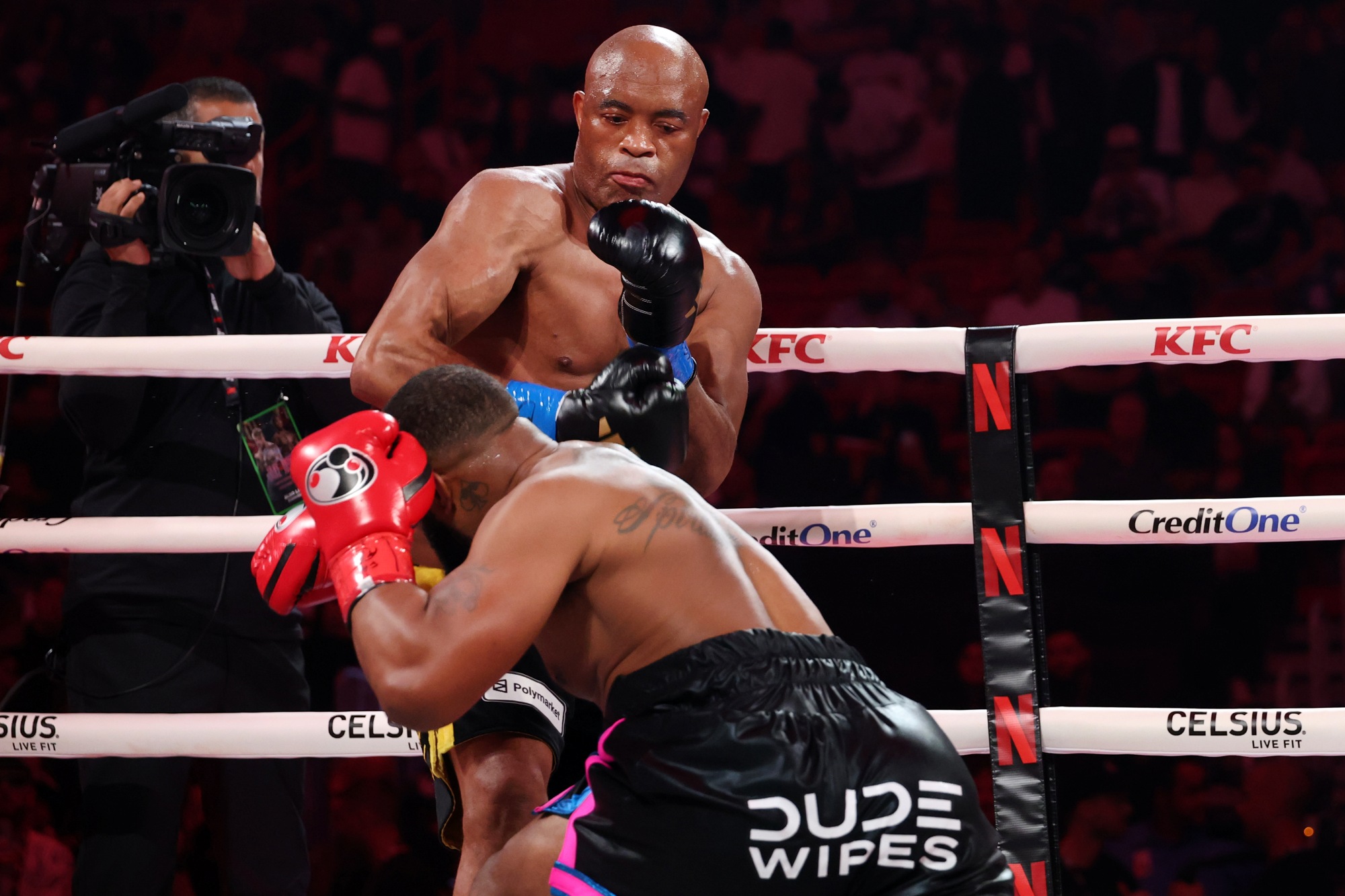 Anderson Silva nocauteia Tyron Woodley e vence luta de boxe em Miami