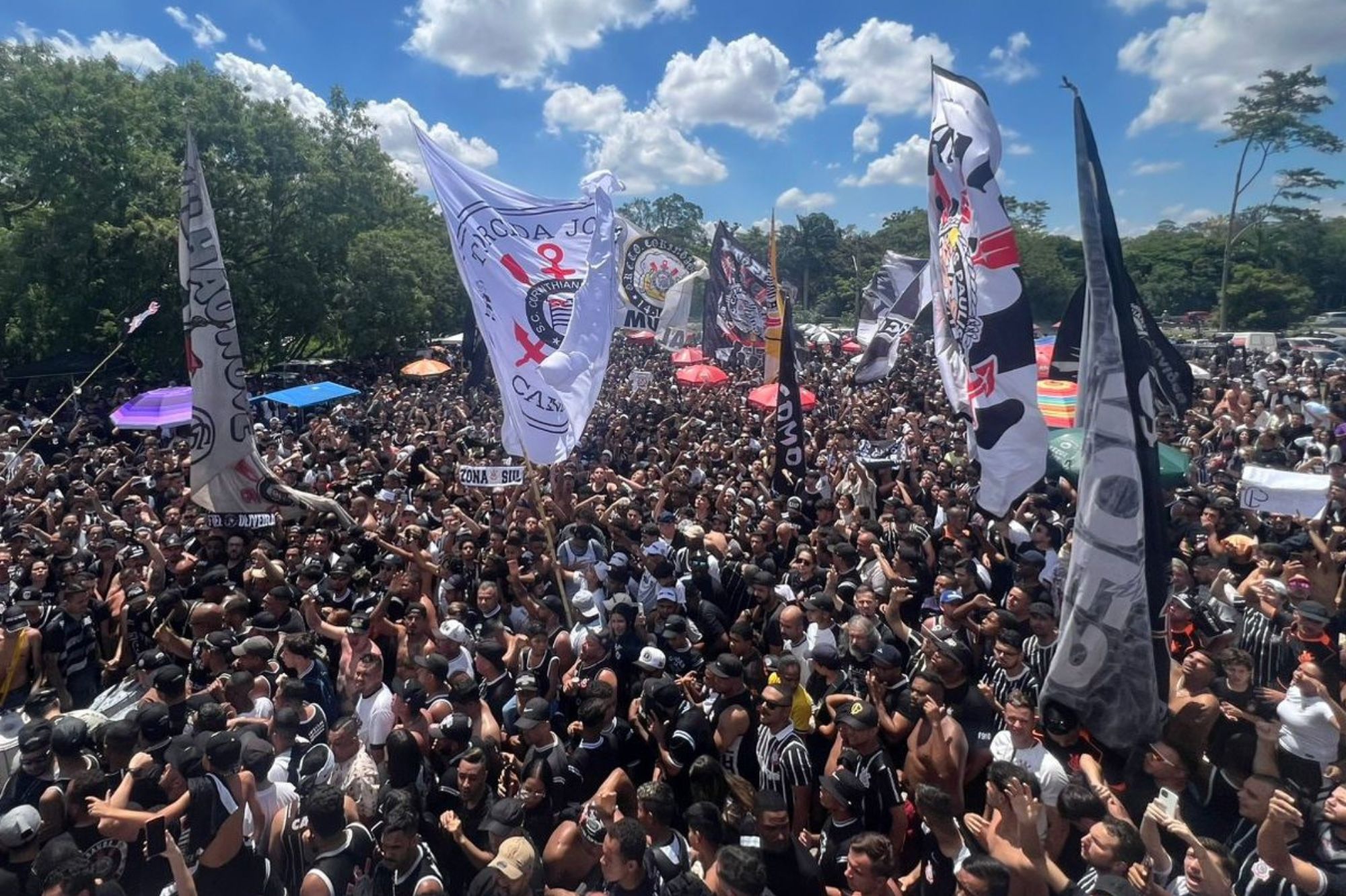 Torcida do Corinthians faz festa antes da final da Copa do Brasil