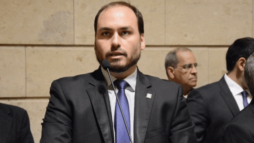 Continuam tentando matar Bolsonaro, diz Carlos