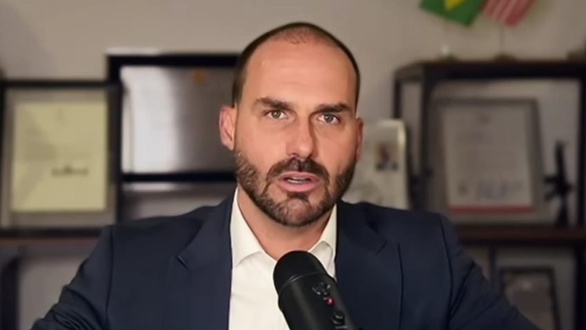 Eduardo Bolsonaro diz cogitar "passaporte de apátrida" após cassação