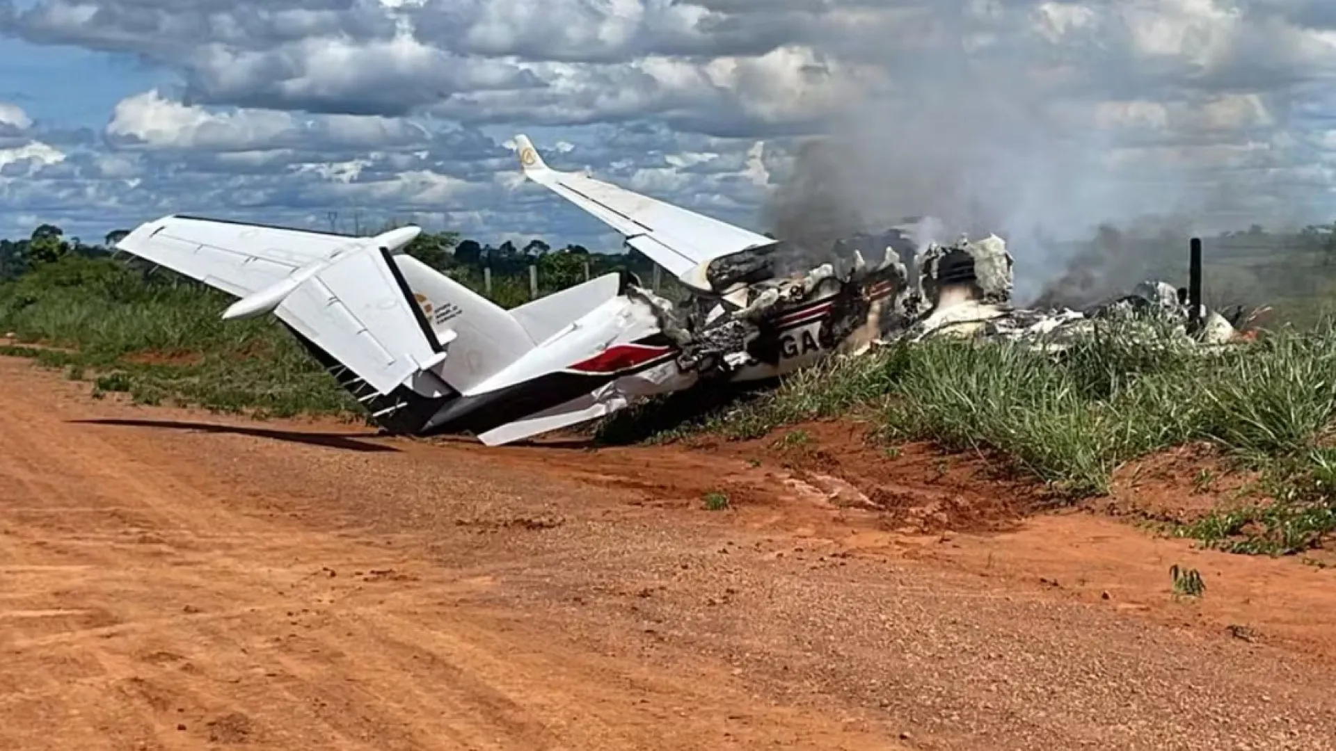 Avião com deputado e vereador faz pouso forçado e pega fogo