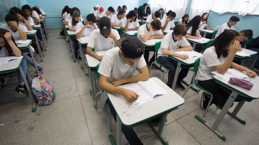 Horário escolar precoce afeta sono e aprendizado de adolescentes