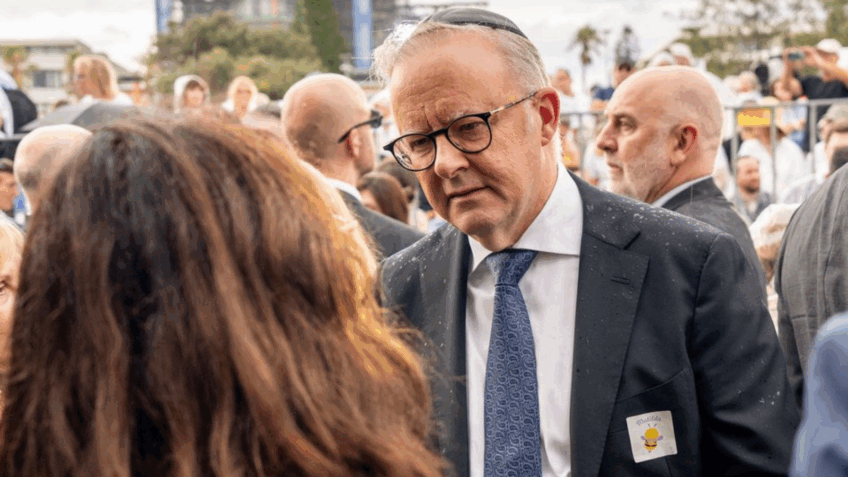 Premiê recebe vaias em cerimônia para vítimas de ataque em Sydney