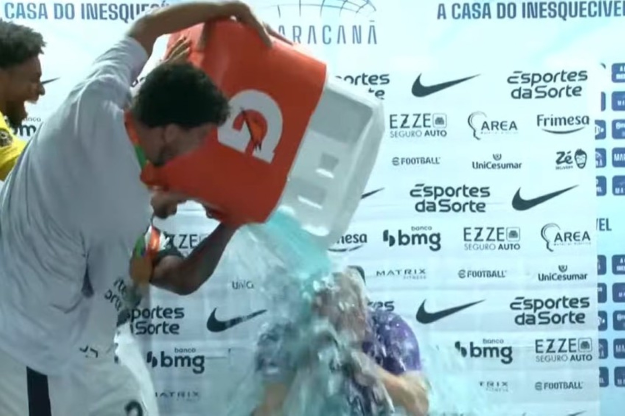 Jogadores do Corinthians invadem coletiva e dão “banho” em Dorival