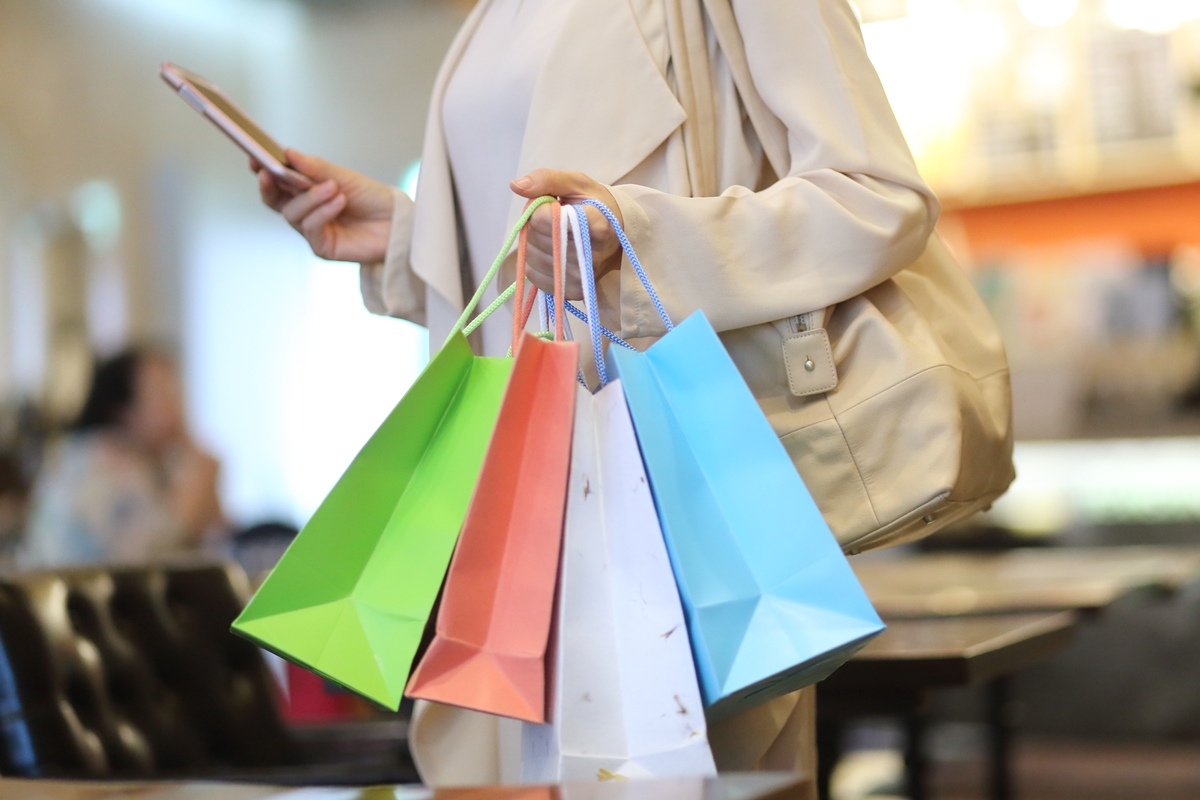 Vai às compras? Saiba os riscos e cuidados ao carregar sacolas pesadas