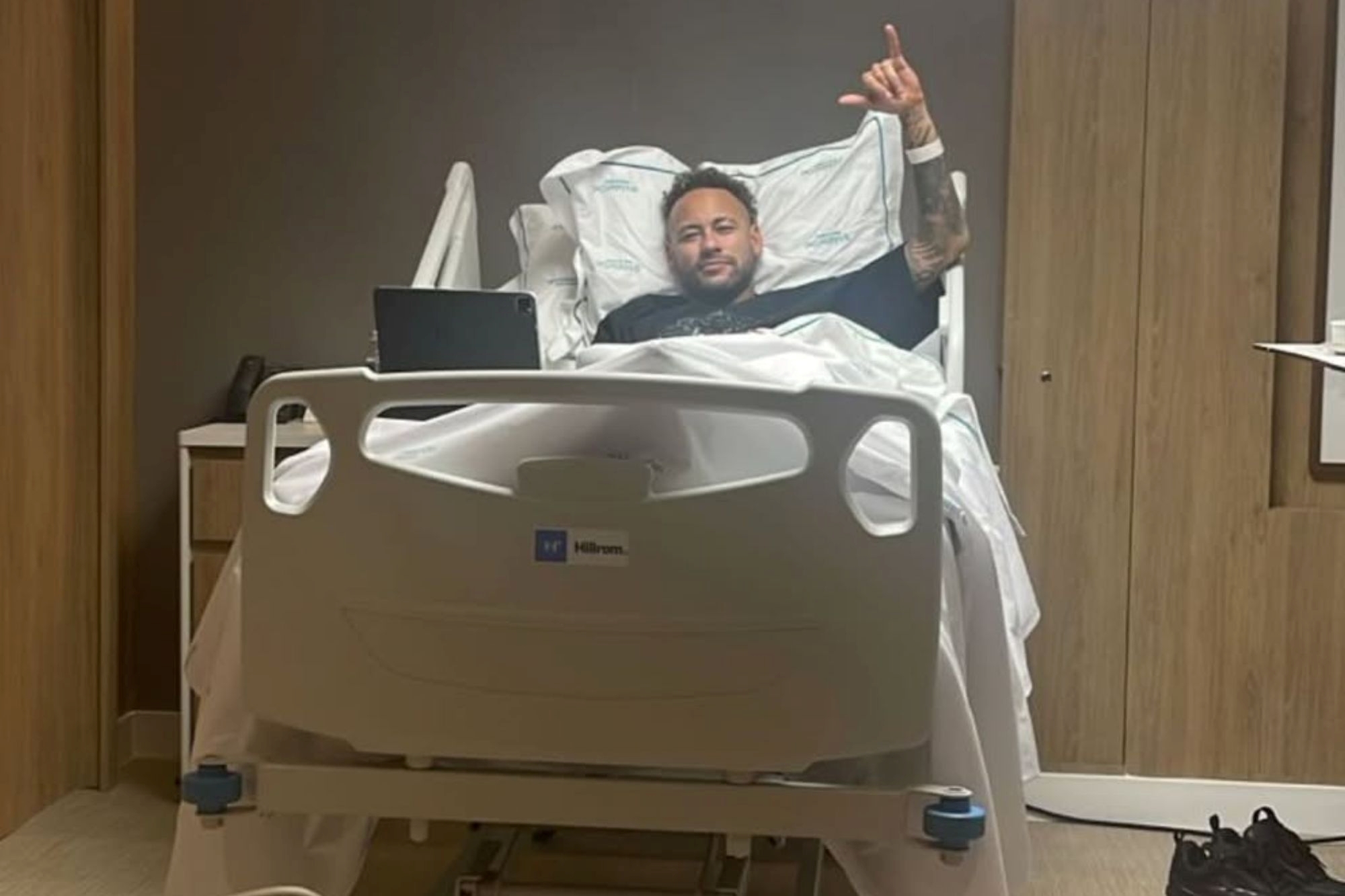 Neymar deve passar por cirurgia no joelho nesta segunda-feira