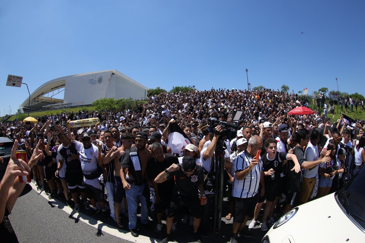 Torcida do Corinthians aguarda time para comemorar título. Veja fotos