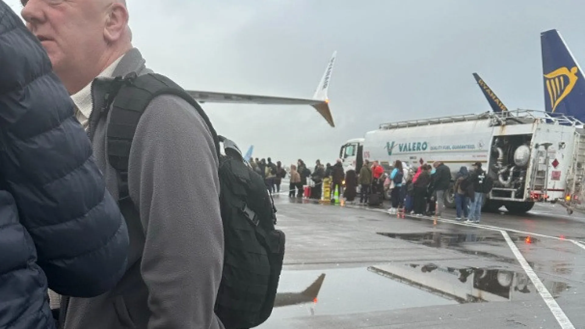 Avião bate em caminhão de combustível e é evacuado na Escócia