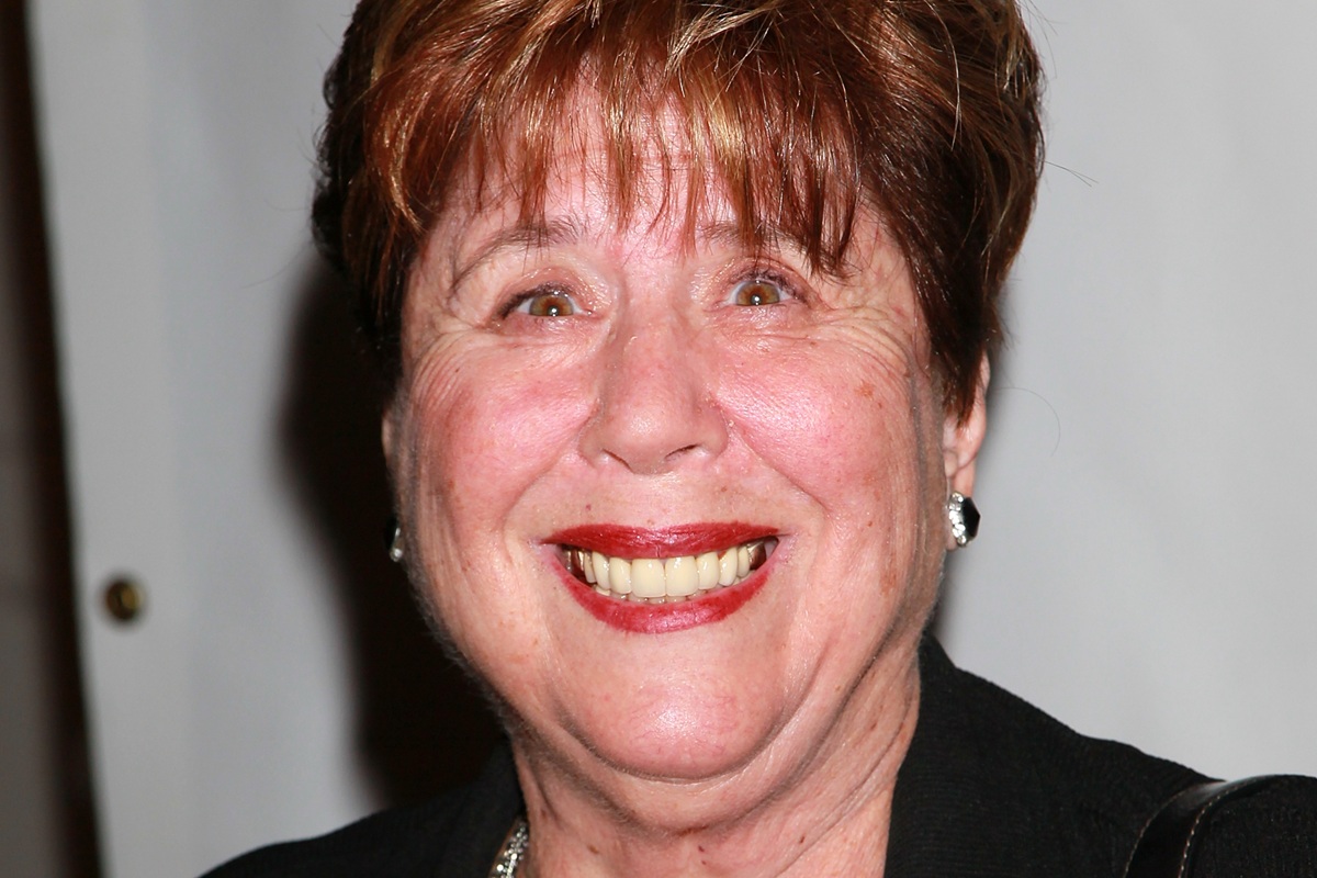 Helen Siff, atriz de Modern Family, morre aos 88 anos; filha lamenta