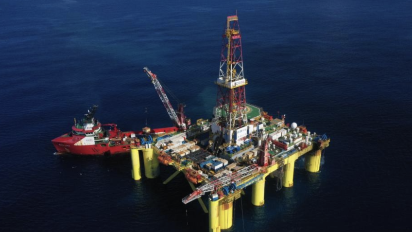 Petróleo sobe mais de 2% após apreensão de petroleiro venezuelano