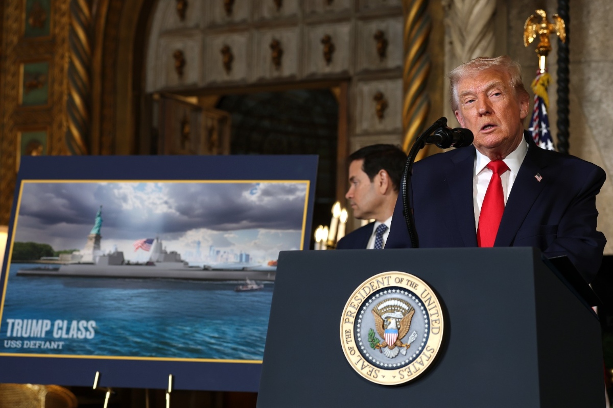 Trump diz que EUA vão ficar com petróleo e navios venezuelanos