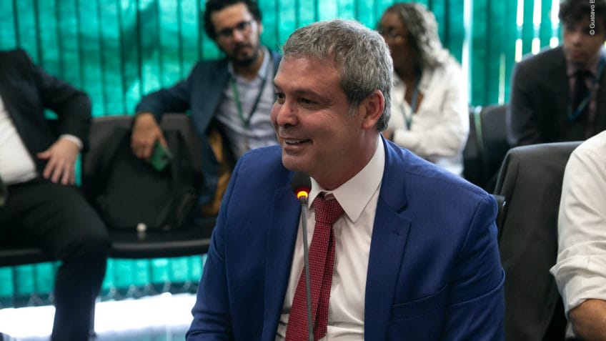 Líder do PT na Câmara defende Havaianas e ironiza boicote