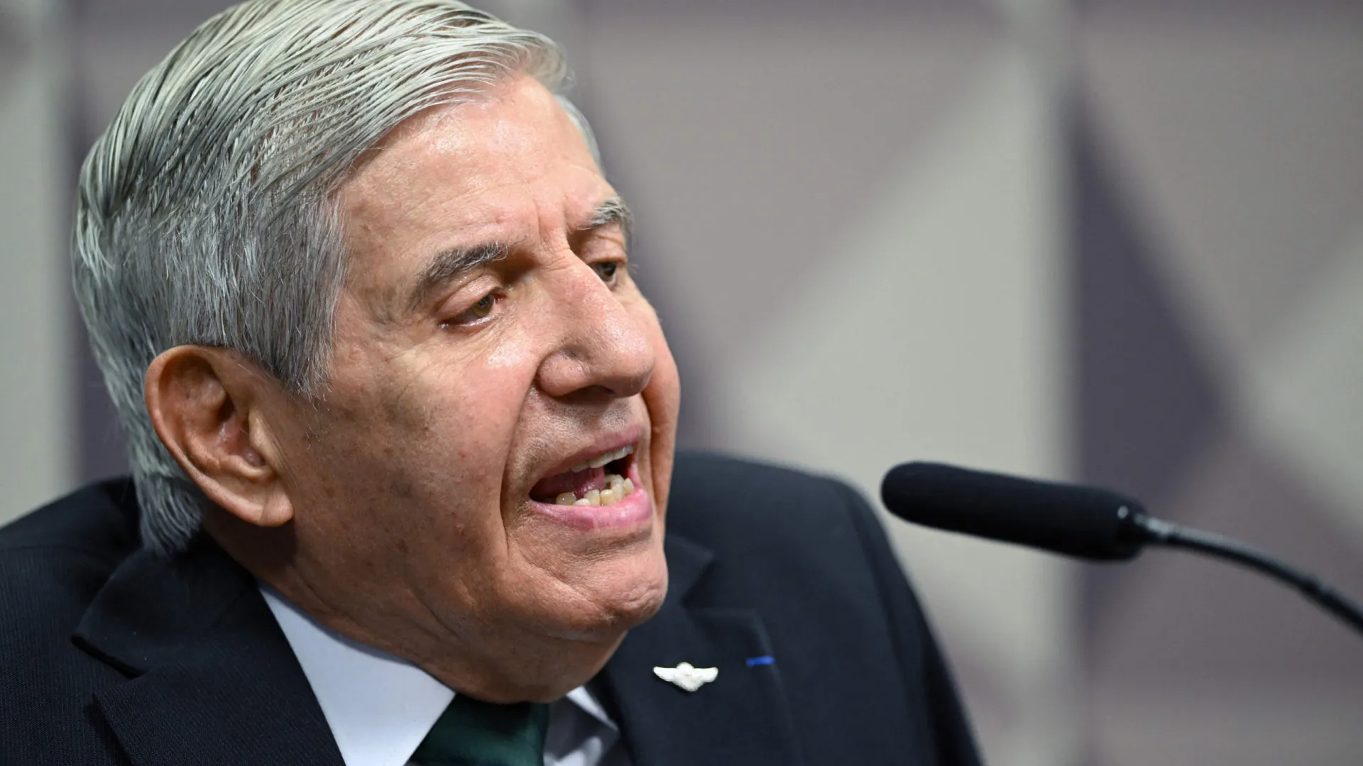 Alexandre de Moraes concede prisão domiciliar para Augusto Heleno