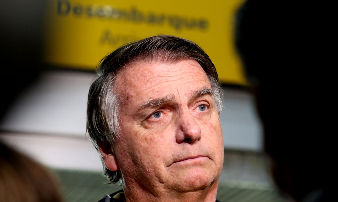 Bolsonaro deve ser internado amanhã para realizar cirurgia