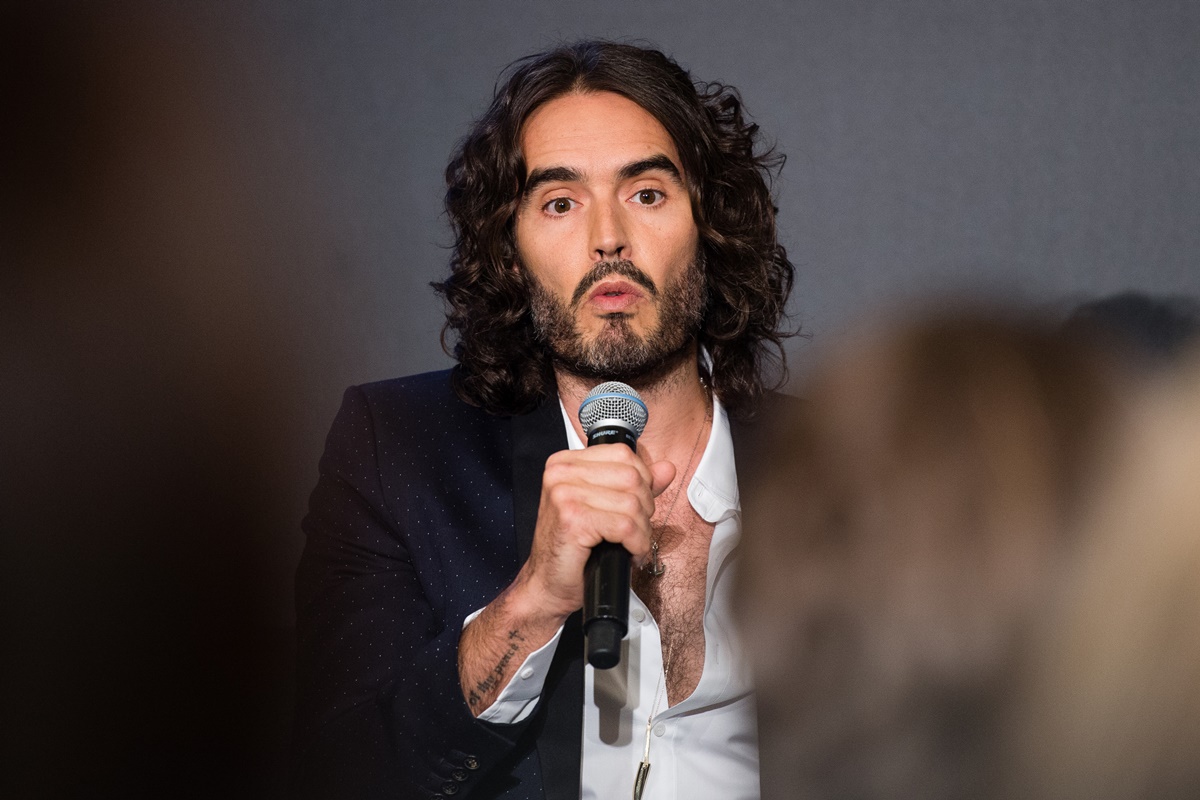 Russell Brand é alvo de novas acusações de estupro e agressão sexual