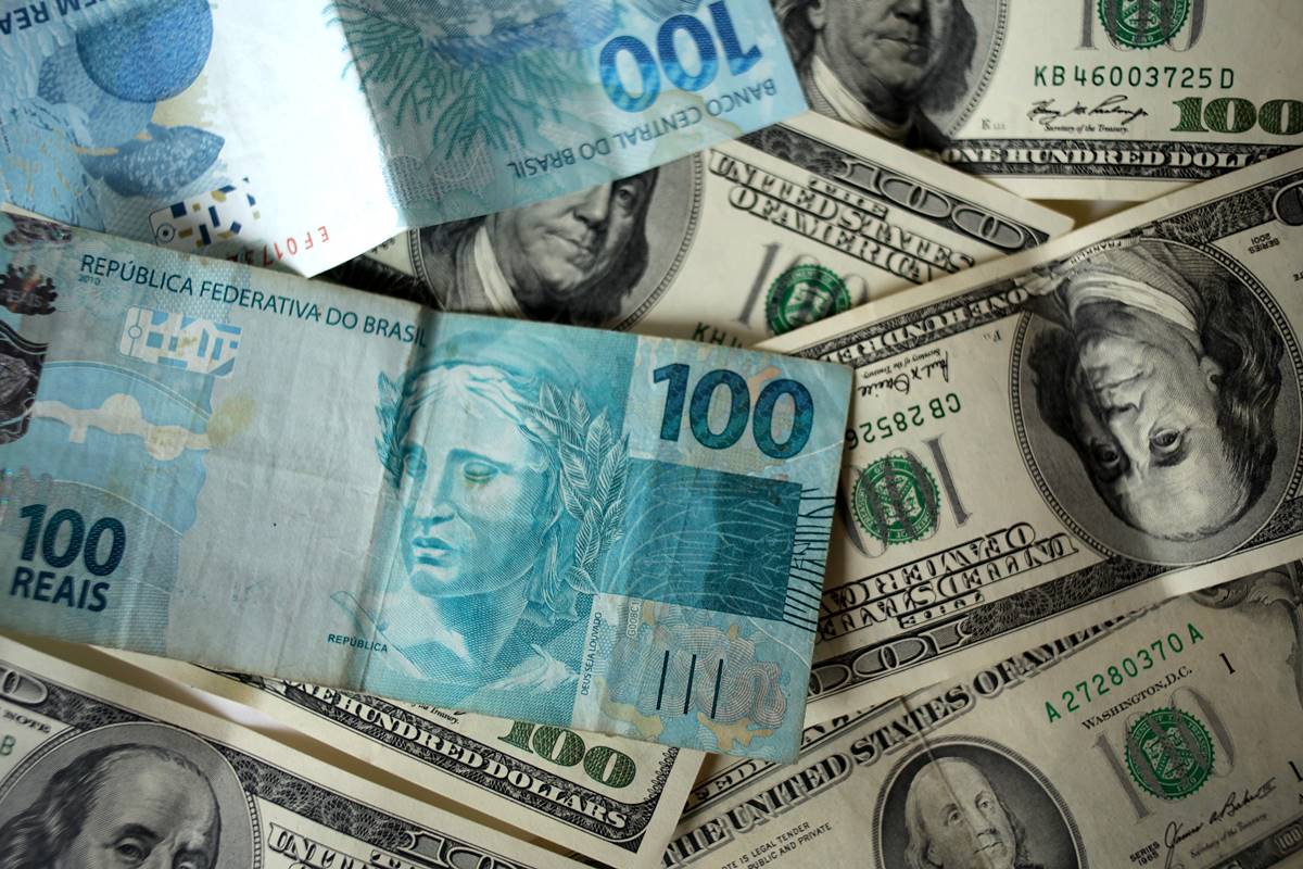 Dólar recua e Bolsa retoma 160 mil pontos com IPCA-15 e PIB dos EUA